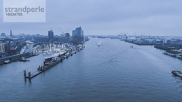 Blick auf die Elbe und das Hamburger Stadtbild im Morgengrauen  Deutschland