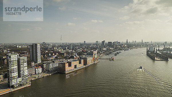 Panoramablick auf das sonnige Hamburger Stadtbild und die Elbe  Deutschland