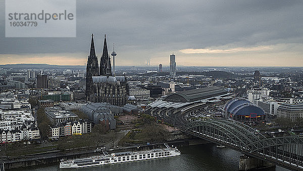 Kölner Dom und Stadtbild  Deutschland
