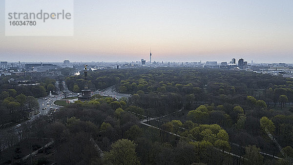 Volkspark Friedrichshain mit Blick auf die Siegessäule und das Berliner Stadtbild in der Abenddämmerung  Deutschland