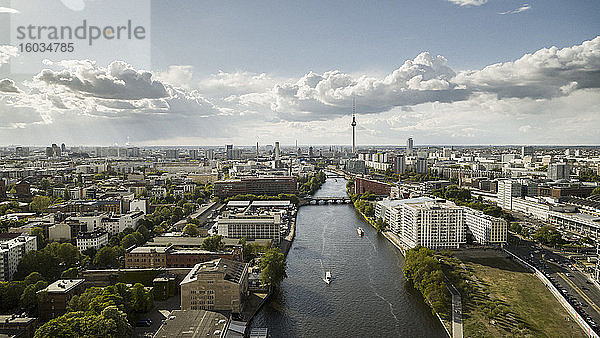 Sonniges  landschaftlich reizvolles Berliner Stadtbild und Spree  Deutschland