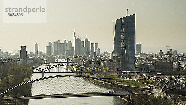 Sonnige Frankfurter Stadtlandschaft und Brücken über den Main  Deutschland