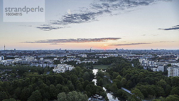 Panoramablick auf den Sonnenuntergang Westpark und das Stadtbild von München  Bayern  Deutschland