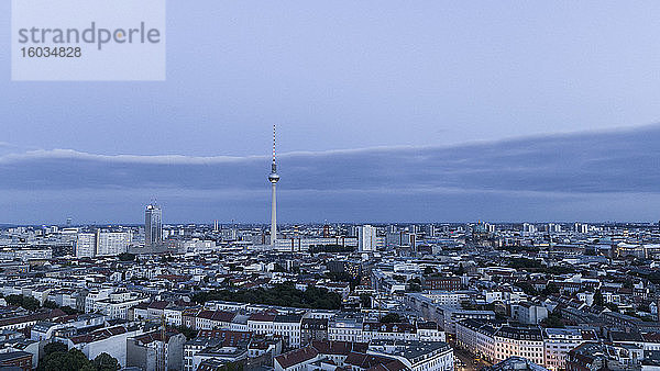 Berliner Fernsehturm und Stadtbild in der Abenddämmerung  Deutschland