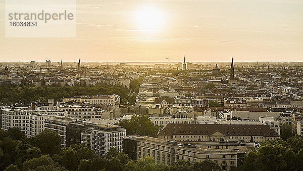 Goldener Sonnenuntergang über dem Berliner Stadtbild  Deutschland