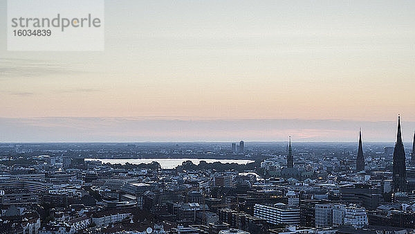 Panoramablick auf Hamburg und die Binnenalster in der Abenddämmerung  Deutschland