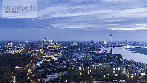 Düsseldorfer Stadtlandschaft in der Abenddämmerung beleuchtet  Nordrhein-Westfalen  Deutschland