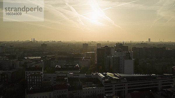 Sonnenuntergang über der Stadtsilhouette  Berlin  Deutschland