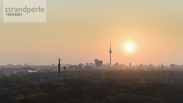 Goldener Sonnenuntergang über dem Berliner Stadtbild und dem Fernsehturm  Deutschland