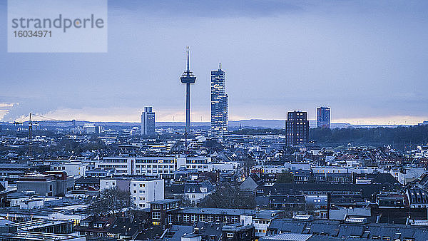 Colonius-Fernsehturm über dem Kölner Stadtbild in der Abenddämmerung  Deutschland