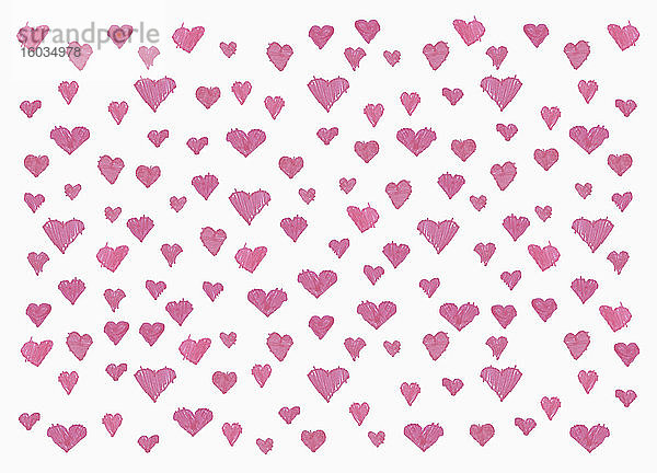 Kinder zeichnen rosa Herzmuster auf weißem Hintergrund
