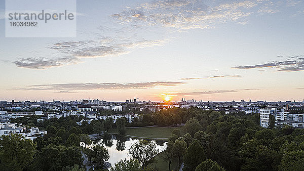 Sonnenuntergang über dem Münchner Stadtbild und dem Westpark  Bayern  Deutschland