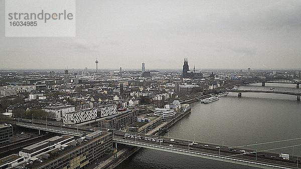 Kölner Stadtbild und Rhein  Deutschland