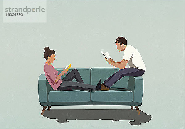 Ehepaar liest Bücher auf dem Sofa