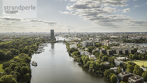 Sonnige  landschaftlich reizvolle Ansicht der Berliner Stadtlandschaft und der Spree  Deutschland