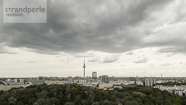 Aussichtswolken Berliner Stadtbild und Fernsehturm  Deutschland