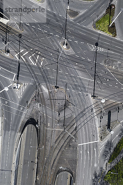 Luftaufnahme einer leeren Straßenkreuzung in der Stadt während COVID-19  Stuttgart  Deutschland