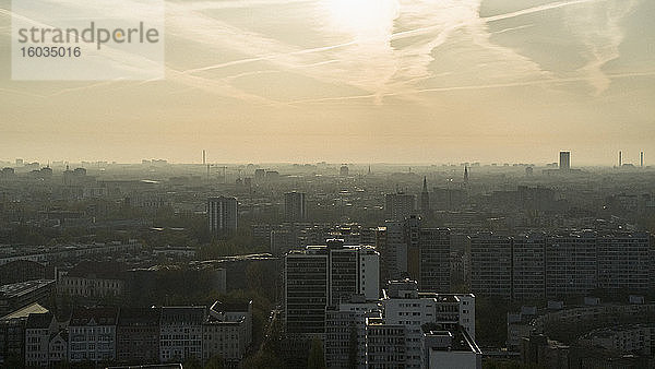 Sonnenuntergang am Himmel über der Stadtsilhouette  Berlin  Deutschland