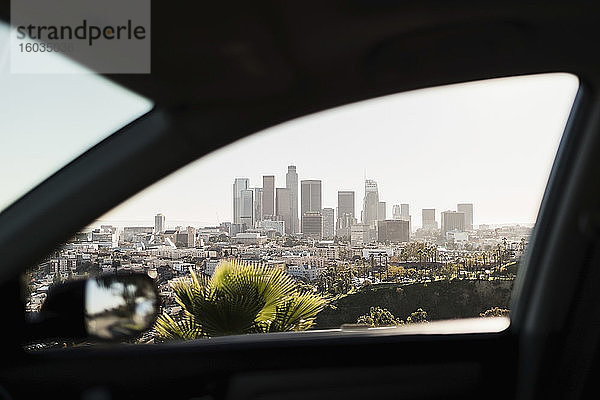 Blick auf das sonnige Stadtbild aus dem Autofenster  Los Angeles  Kalifornien  USA