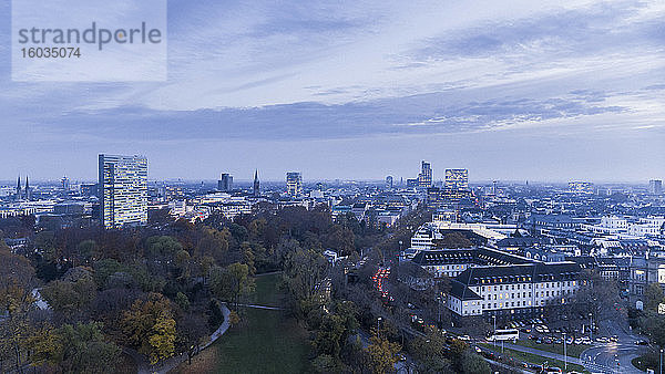 Düsseldorfer Stadtbild und Sternwartpark  Nordrhein-Westfalen  Deutschland