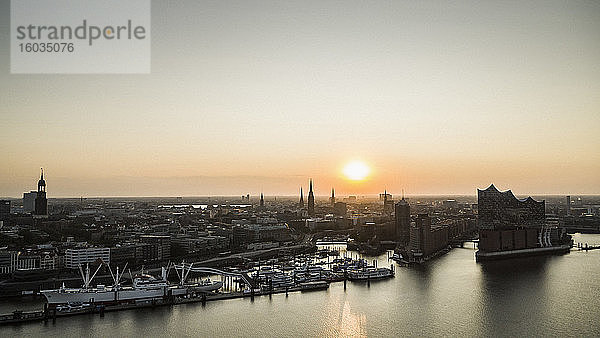 Sonnenuntergang über der beschaulichen Hamburger Stadtlandschaft und der Elbe  Deutschland