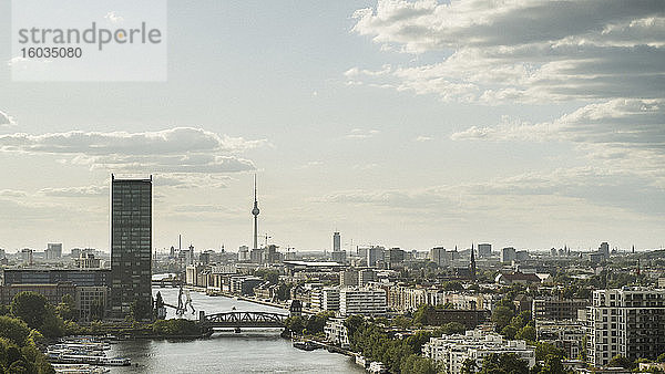 Sonniger Panoramablick Berliner Stadtbild  Deutschland