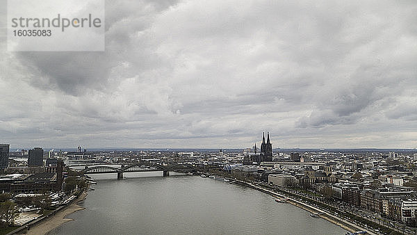 Wolken über dem Kölner Stadtbild und dem Rhein  Deutschland