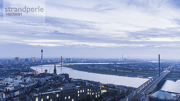 Rhein und Stadtlandschaft in der Abenddämmerung  Düsseldorf  Nordrhein-Westfalen  Deutschland