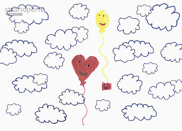 Kinder zeichnen anthropomorphe Luftballons  die am bewölkten Himmel schweben