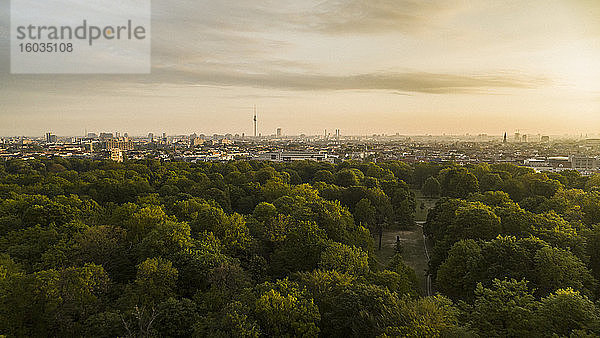 Panoramablick auf den Sonnenuntergang Volkspark Friedrichshain und das Berliner Stadtbild  Deutschland