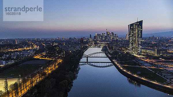 Frankfurt Osthafenbrücke und Stadtbild bei Nacht  Deutschland