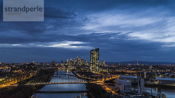 Frankfurter Stadtbild bei Nacht beleuchtet  Deutschland