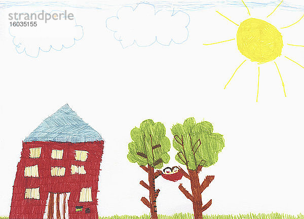 Kinder zeichnen Haus und Kinder in Hängematte zwischen Bäumen