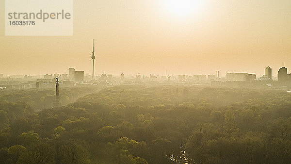 Goldener Sonnenuntergang über Berlin und dem Volkspark Friedrichshain  Deutschland