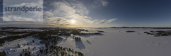 Landschaftsbild Sonnenuntergang über schneebedeckter Landschaft  Arjeplog  Lappland  Schweden
