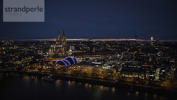Beleuchteter Kölner Dom und Stadtbild bei Nacht  Deutschland