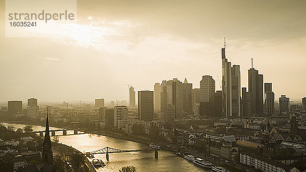 Sonnenuntergang über dem Frankfurter Stadtbild und dem Main  Deutschland