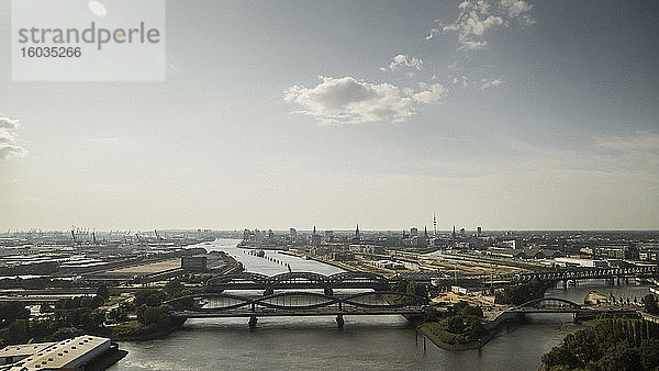 Sonniger Panoramablick Hamburg und Brücken über die Elbe  Deutschland