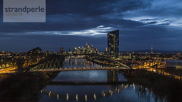 Beleuchtetes Frankfurter Stadtbild und Osthafenbrücke bei Nacht  Deutschland