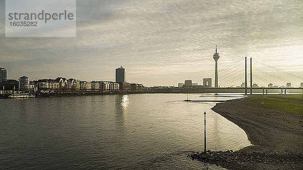 Beschaulicher Rhein und Rheinturm bei Sonnenuntergang  Düsseldorf  Nordrhein-Westfalen  Deutschland