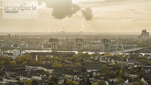 Rauch  der aus der Fabrik hinter dem Kölner Stadtbild aufsteigt  Deutschland