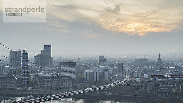 Düsseldorfer Stadtbild bei Sonnenuntergang  Nordrhein-Westfalen  Deutschland