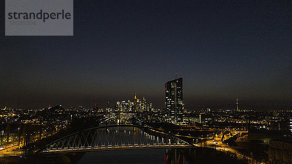 Frankfurter Stadtbild bei Nacht beleuchtet  Deutschland