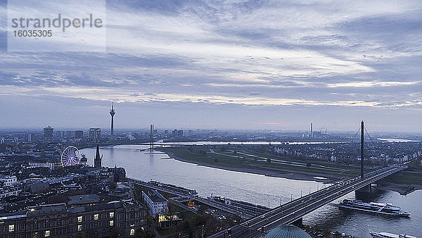 Düsseldorfer Stadtbild und Rhein  Nordrhein-Westfalen  Deutschland