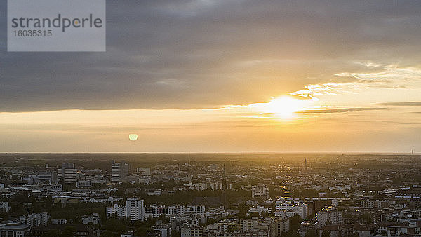 Stiller Sonnenuntergang über dem Berliner Stadtbild  Deutschland