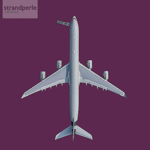 Blick von oben Flugzeug auf violettem Hintergrund