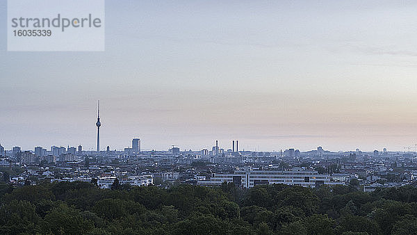 Berliner Stadtbild und Fernsehturm jenseits der Baumkronen des Volksparks Friedrichshain  Deutschland