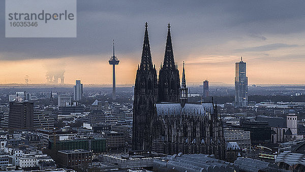 Der Kölner Dom und der Colonius-Fernsehturm bei Sonnenuntergang  Deutschland