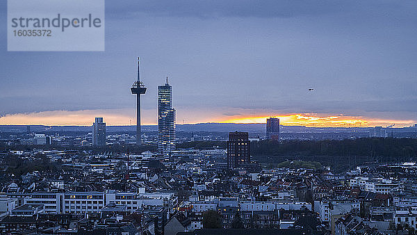 Colonius-Fernsehturm über dem Kölner Stadtbild bei Sonnenuntergang  Deutschland