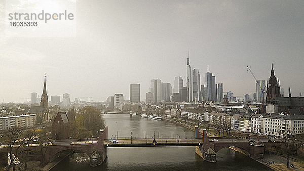 Das sonnige Frankfurter Stadtbild und der Main  Deutschland